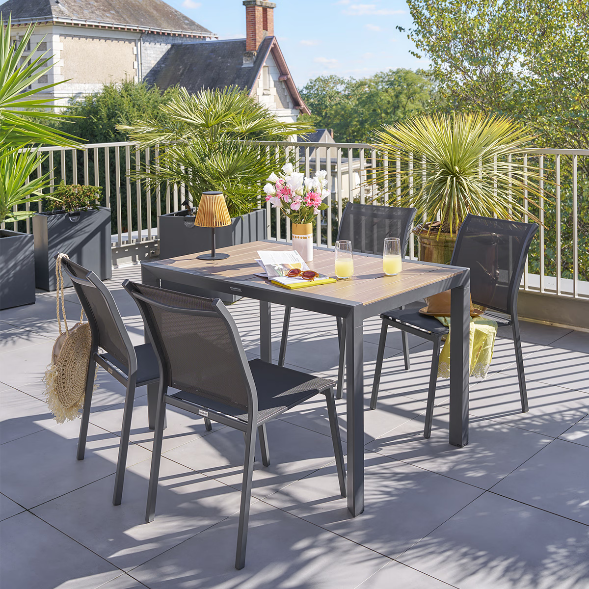 Iselane™ | Gartentisch für 4 Personen – Holzoptik in Honig & Graphit