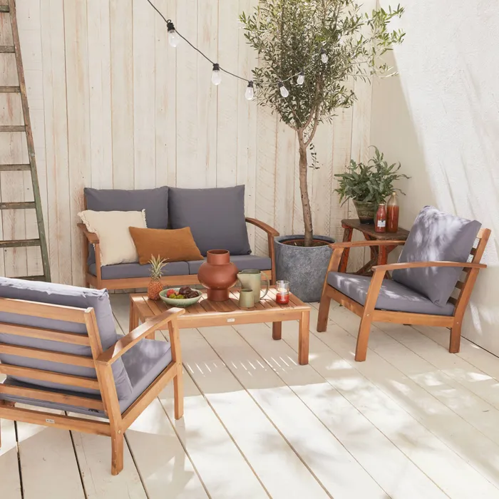 SWEEEK Ushuaïa Gartenmöbel aus Holz - 2-Sitzer-Sofa, 2 Einzelstühle & Couchtisch mit grauen Kissen